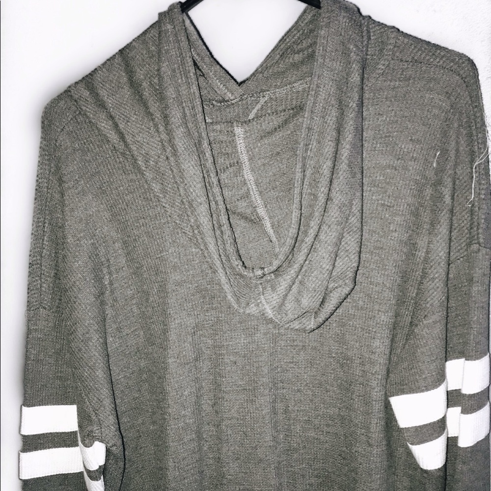 Hollister— Gray Flowy Baseball Tee with Hood